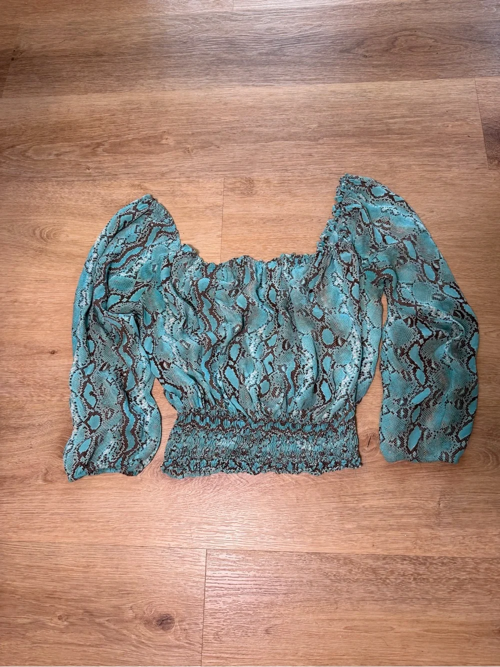 Michael Kors Off-Shoulder Teal Snake-Print Smocked Waist Top woman’s XL chiffon